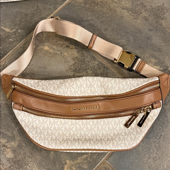 MICHAEL Michael Kors Cream and Tan Tote Set - Picture 5 of 13